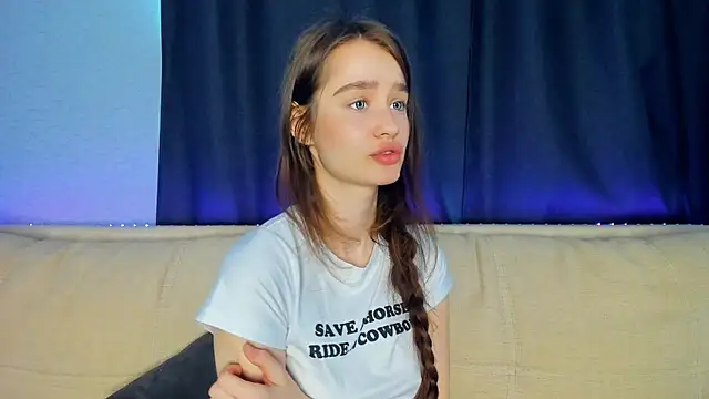 lovelyalivia online show from April 24, 2026, 8:27 am