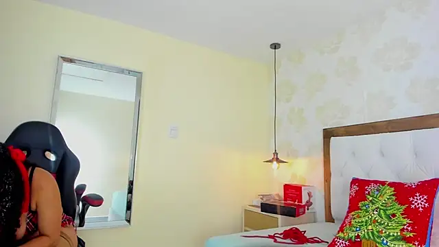 IRISCLARK1 online show from December 20, 2025, 7:39 pm