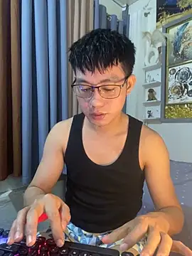 xshyboyx online show from November 12, 2025, 1:04 pm