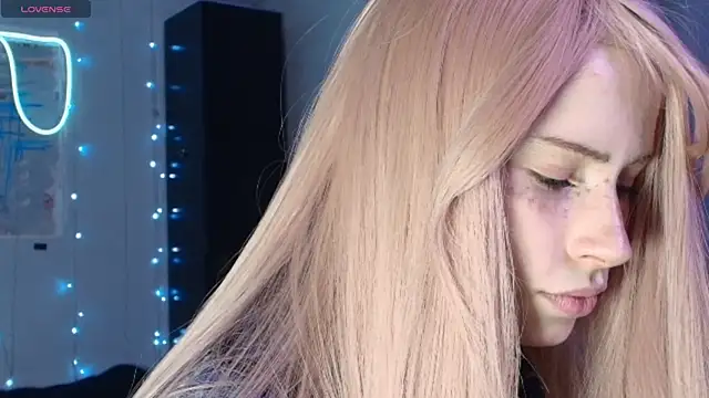 PieraMarch online show from October 13, 2025, 7:04 pm