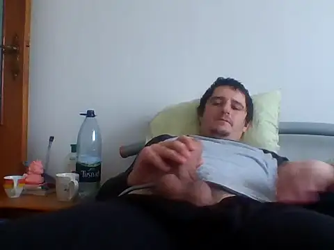 Snapshot of hugecock4u1990 chatting on December 17, 2025, 7:46 am hugecock4u1990 online show from December 17, 2025, 7:46 am