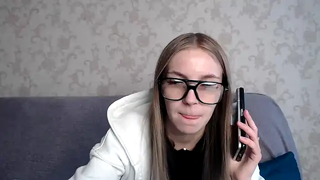 HitGyrl online show from November 19, 2025, 8:36 am