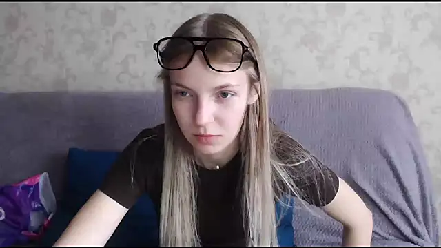 HitGyrl online show from November 1, 2025, 8:19 am