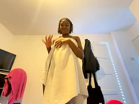 Snapshot of MissAngel-05 chatting on October 10, 2025, 10:32 pm MissAngel-05 online show from October 10, 2025, 10:32 pm