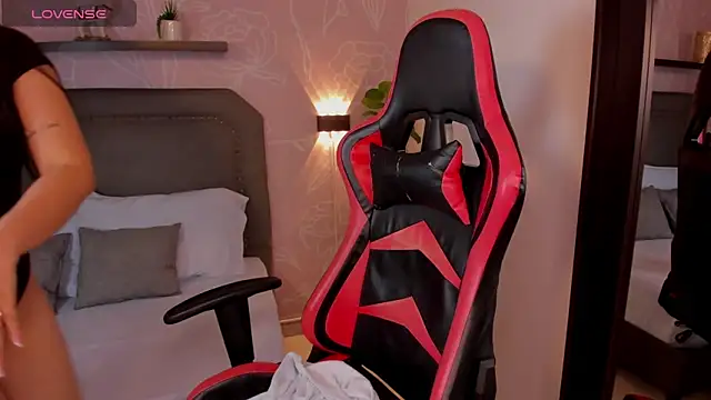 Snapshot of anagil_ chatting on February 3, 2026, 2:44 pm anagil online show from February 3, 2026, 2:44 pm