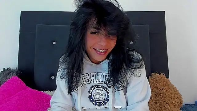 Adrianna Arias online show from December 17, 2025, 4:12 pm