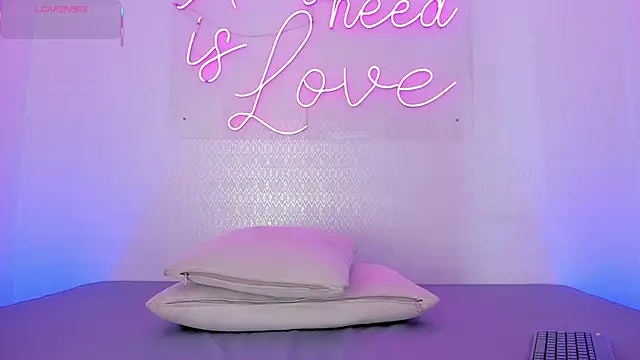 aleksandramiller  online show from October 2, 2025, 12:52 pm