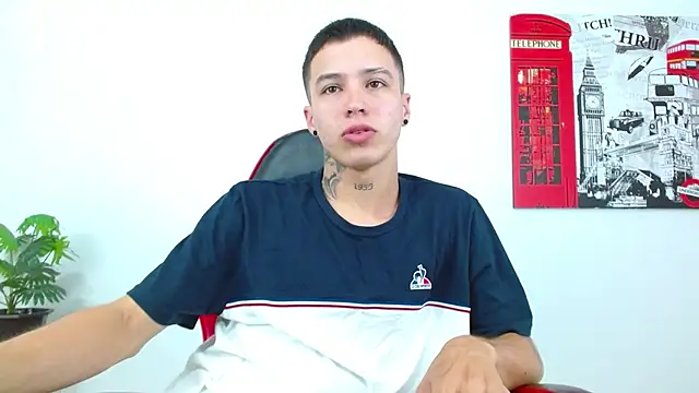 Cumandres18 online show from May 23, 2026, 3:33 pm