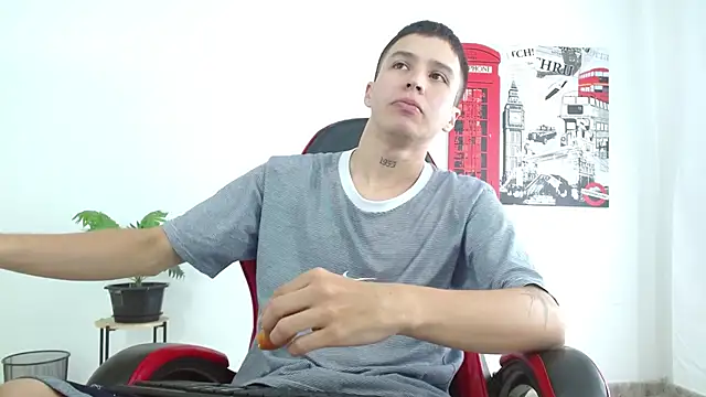 Cumandres18 online show from November 15, 2025, 1:48 pm