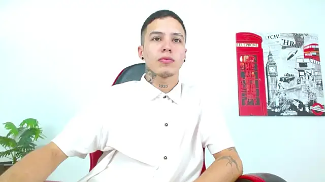 Cumandres18 online show from May 19, 2026, 3:08 pm