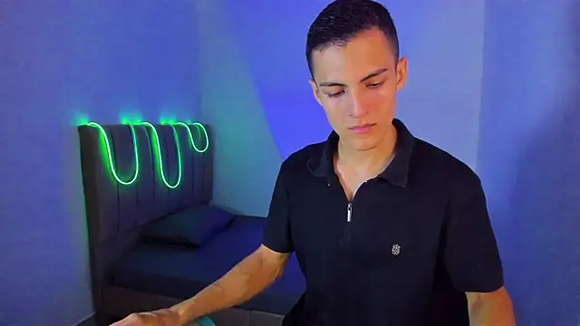 Snapshot of Matiius18 chatting on July 8, 2026, 1:45 pm Matiius18 online show from July 8, 2026, 1:45 pm