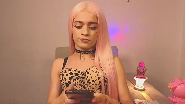 Snapshot of chloe_ember chatting on December 20, 2025, 6:33 pm chloe ember online show from December 20, 2025, 6:33 pm