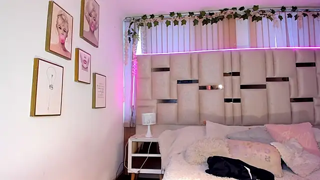 Zoey thompson online show from March 9, 2026, 7:50 pm