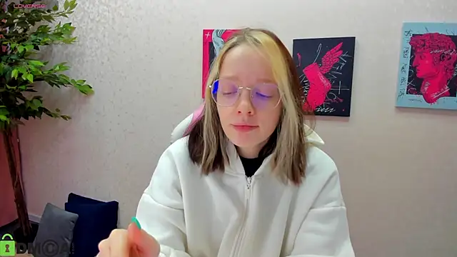 Snapshot of R0cket_bunny chatting on December 14, 2025, 12:39 am R0cket bunny online show from December 14, 2025, 12:39 am