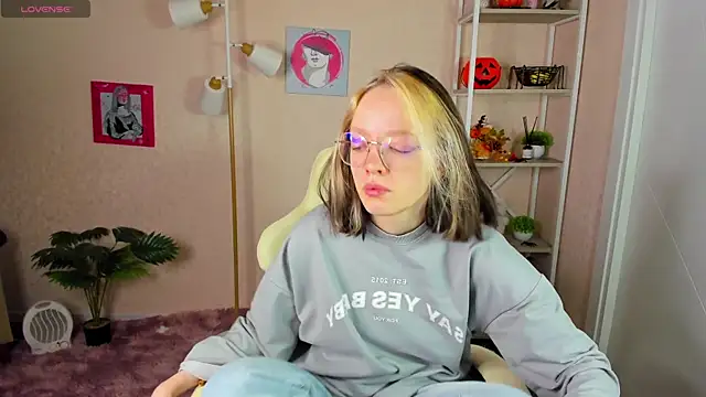 Snapshot of R0cket_bunny chatting on November 19, 2025, 1:05 am R0cket bunny online show from November 19, 2025, 1:05 am