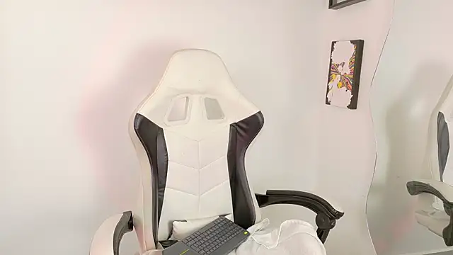 sara queen10 online show from March 26, 2026, 7:12 pm