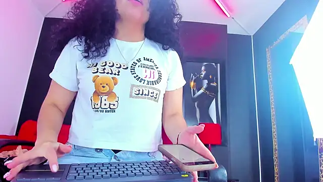 Snapshot of angelita_martins chatting on October 5, 2025, 8:43 pm angelita martins online show from October 5, 2025, 8:43 pm