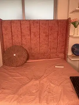 salomecute21 online show from February 11, 2026, 11:32 am