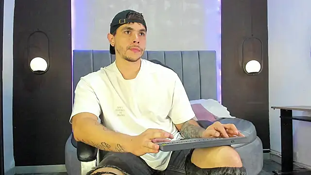 Snapshot of Liam_walk_ chatting on November 8, 2025, 10:02 pm Liam walk online show from November 8, 2025, 10:02 pm