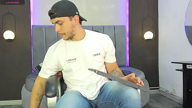 Snapshot of Liam_walk_ chatting on November 14, 2025, 9:40 pm Liam walk online show from November 14, 2025, 9:40 pm