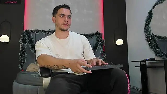 Snapshot of Liam_walk_ chatting on December 3, 2025, 11:04 pm Liam walk online show from December 3, 2025, 11:04 pm