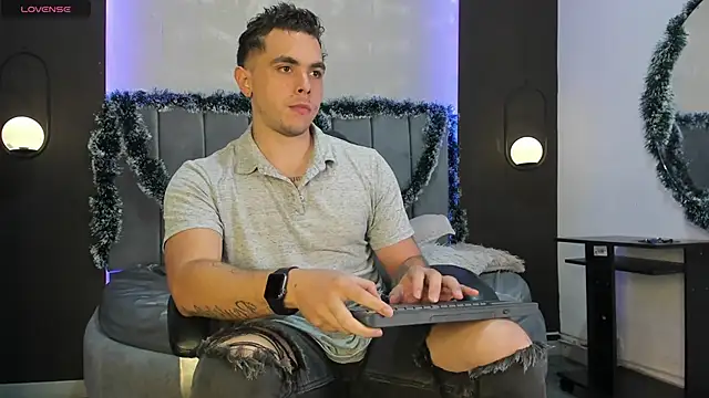 Snapshot of Liam_walk_ chatting on November 24, 2025, 9:37 pm Liam walk online show from November 24, 2025, 9:37 pm