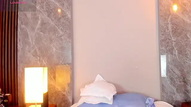 Emma hunter  online show from October 28, 2025, 3:40 am