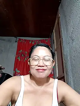 Everleigh mom online show from November 18, 2025, 8:01 pm