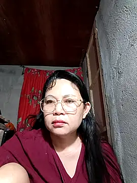 Everleigh mom online show from November 17, 2025, 7:51 pm