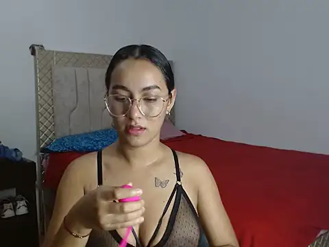Snapshot of KatyCoupleHot chatting on October 23, 2025, 9:35 pm KatyCoupleHot online show from October 23, 2025, 9:35 pm