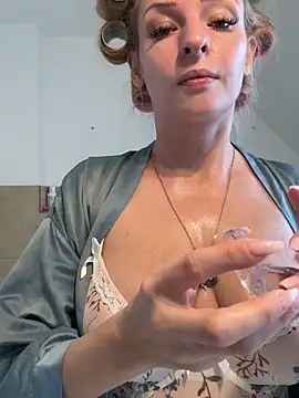 Snapshot of _Katherine_Pierce_ chatting on December 1, 2025, 12:17 pm Katherine Pierce online show from December 1, 2025, 12:17 pm