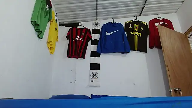 Snapshot of skinny23cm chatting on February 12, 2026, 2:17 pm skinny23cm online show from February 12, 2026, 2:17 pm