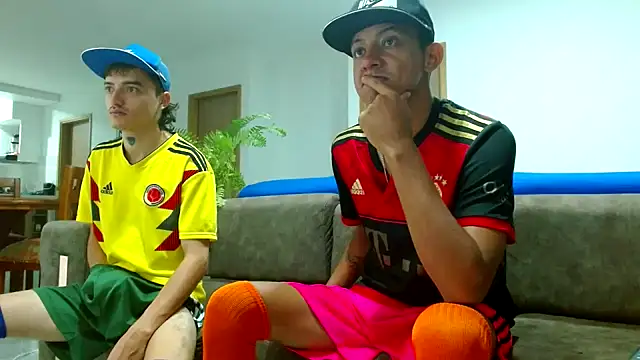 Snapshot of skinny23cm chatting on February 2, 2025, 9:40 am skinny23cm online show from February 2, 2025, 9:40 am