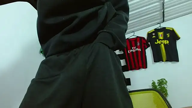 Snapshot of skinny23cm chatting on February 22, 2026, 7:00 am skinny23cm online show from February 22, 2026, 7:00 am