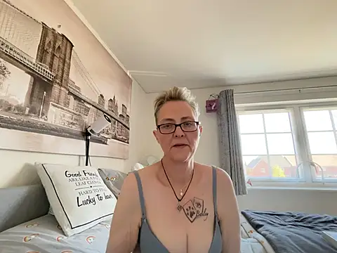 Curvy-Jinx online show from April 7, 2026, 8:16 am