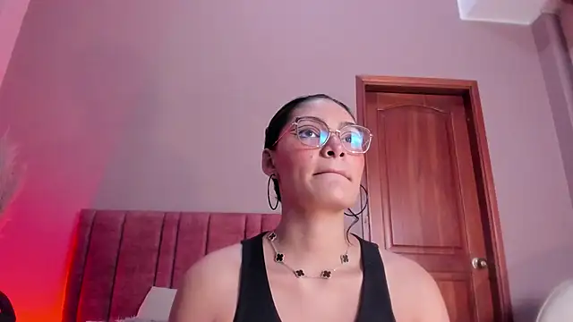 Snapshot of LunaAspen_ chatting on February 9, 2026, 6:06 pm LunaAspen online show from February 9, 2026, 6:06 pm