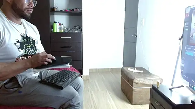 AntonyDAngelo25 online show from November 18, 2025, 10:45 pm