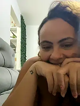 Snapshot of Chloe_Leaozinho chatting on October 13, 2025, 4:58 am Chloe Leaozinho online show from October 13, 2025, 4:58 am