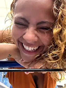 Chloe Leaozinho online show from February 8, 2026, 3:32 pm