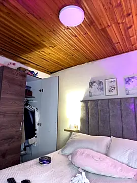 juliana-mancini online show from September 25, 2025, 9:32 pm