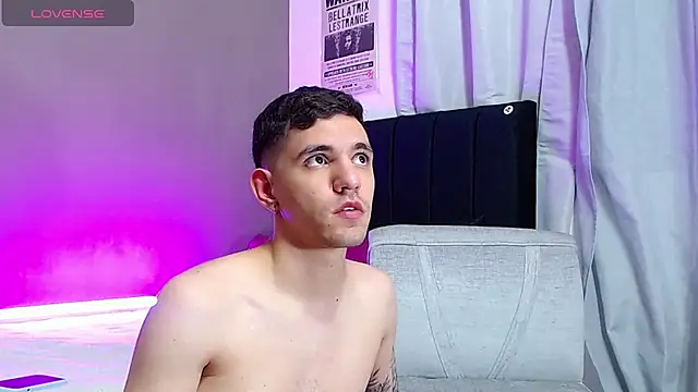 Matteo12  online show from November 6, 2025, 4:49 am