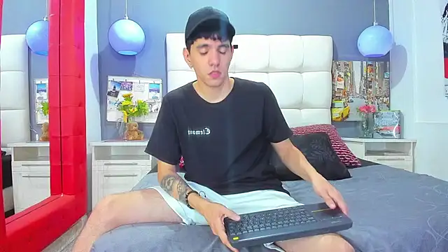 Matteo12  online show from October 26, 2025, 4:46 am