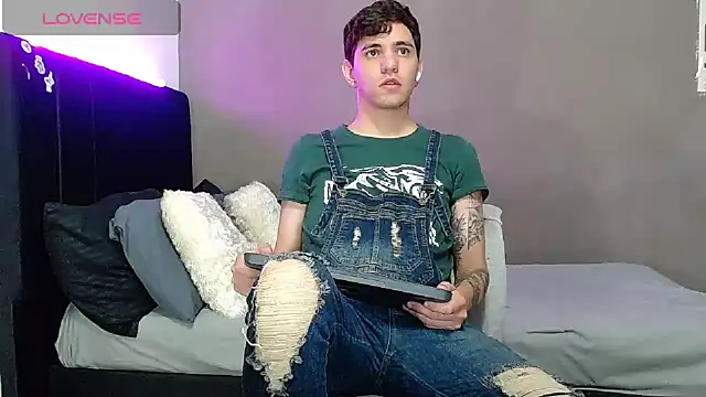 Matteo12  online show from April 3, 2026, 3:35 am