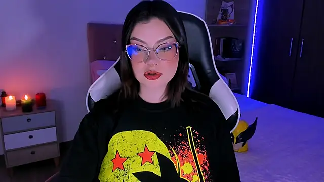 OphelianaRose33 online show from November 15, 2025, 8:24 pm