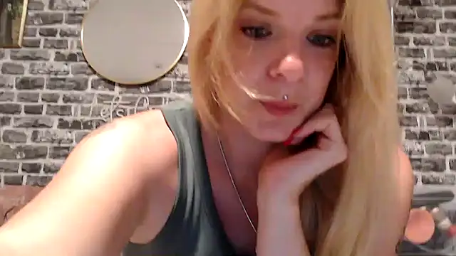 Snapshot of SexyMilf_37 chatting on May 28, 2026, 8:26 pm SexyMilf 37 online show from May 28, 2026, 8:26 pm
