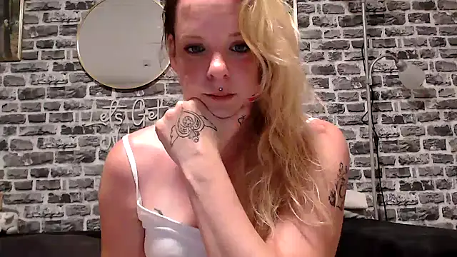 Snapshot of SexyMilf_37 chatting on May 26, 2026, 8:18 pm SexyMilf 37 online show from May 26, 2026, 8:18 pm