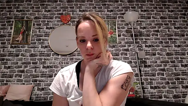 Snapshot of SexyMilf_37 chatting on April 23, 2026, 8:10 pm SexyMilf 37 online show from April 23, 2026, 8:10 pm
