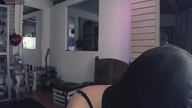 xinamora online show from November 7, 2025, 5:12 am