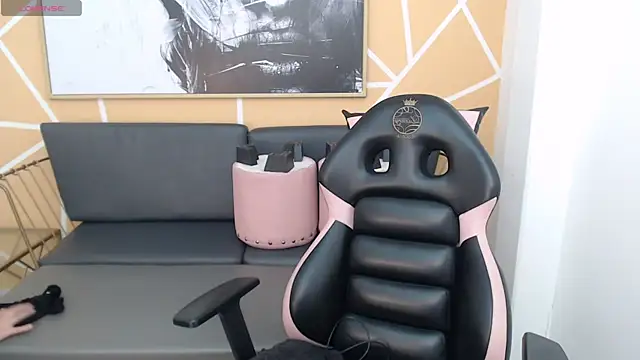 olivia russo  online show from February 9, 2026, 8:07 pm