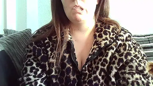 Curvy-BellaX online show from October 22, 2025, 1:21 pm